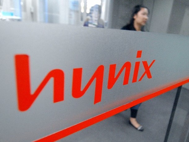 A South Korean employee of the Hynix Semiconductor walks past a logo of the company at a branch in Seoul, 18 October 2007. South Korea's Hynix Semiconductor Inc. said net profit plunged 57 percent year-on-year in the third quarter to September amid falling chip prices due to product gluts and higher debt costs. AFP PHOTO/JUNG YEON-JE (Photo credit should read JUNG YEON-JE/AFP/Getty Images)