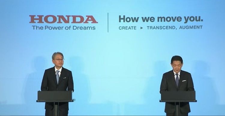 本田CEO三部敏宏（左）与营运长青山真二在商业说明会上表示，与台积电直接建立合作关系是为了芯片供应的稳定。本田