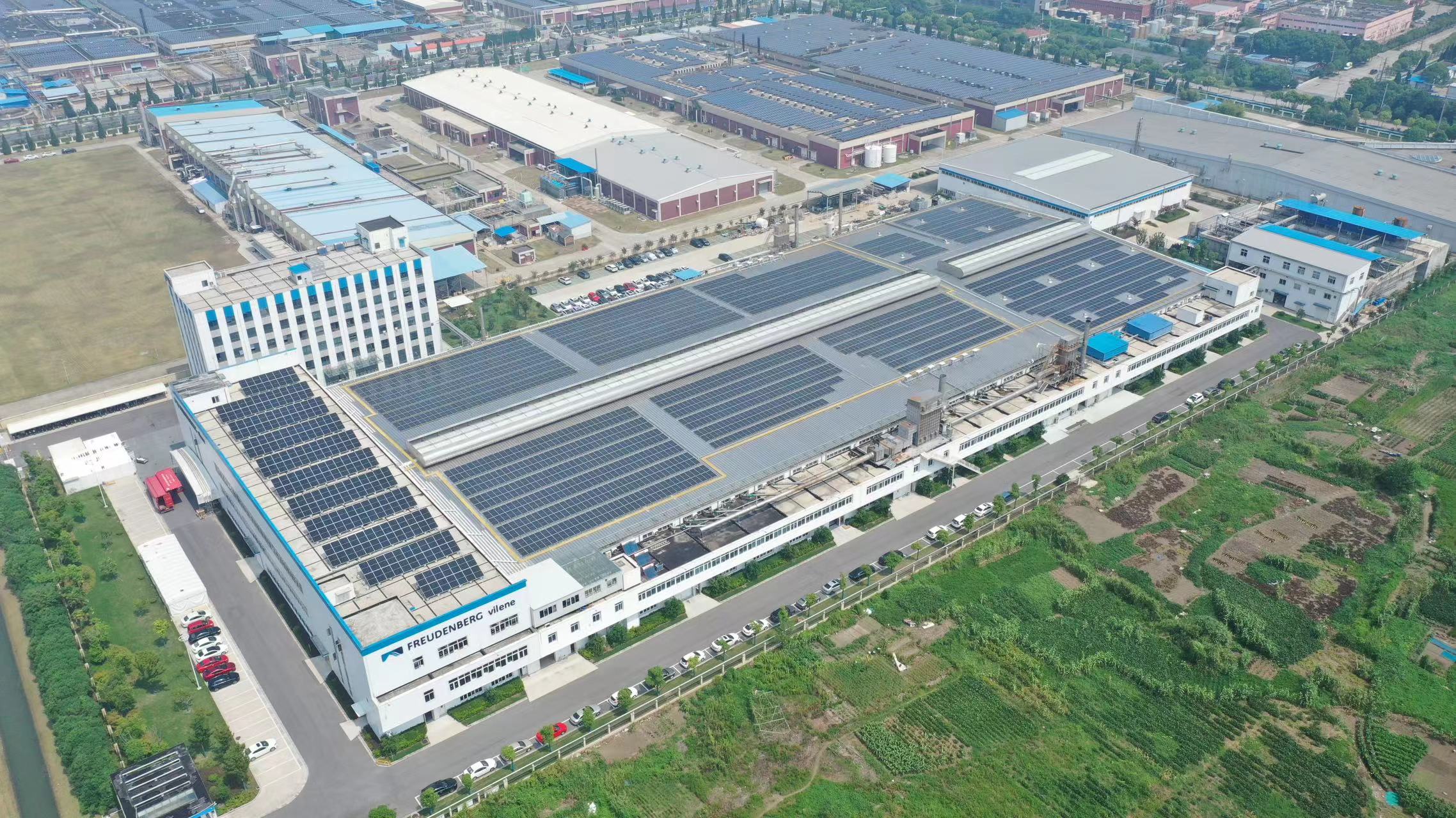 图片2：科德宝高性能材料集团南通工厂光伏发电项目面积达13,000平方米，约等于31个标准篮球场的大小.jpg